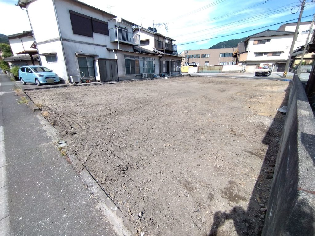 2棟の解体と浄化槽撤去を終え整地された香春町高野の更地