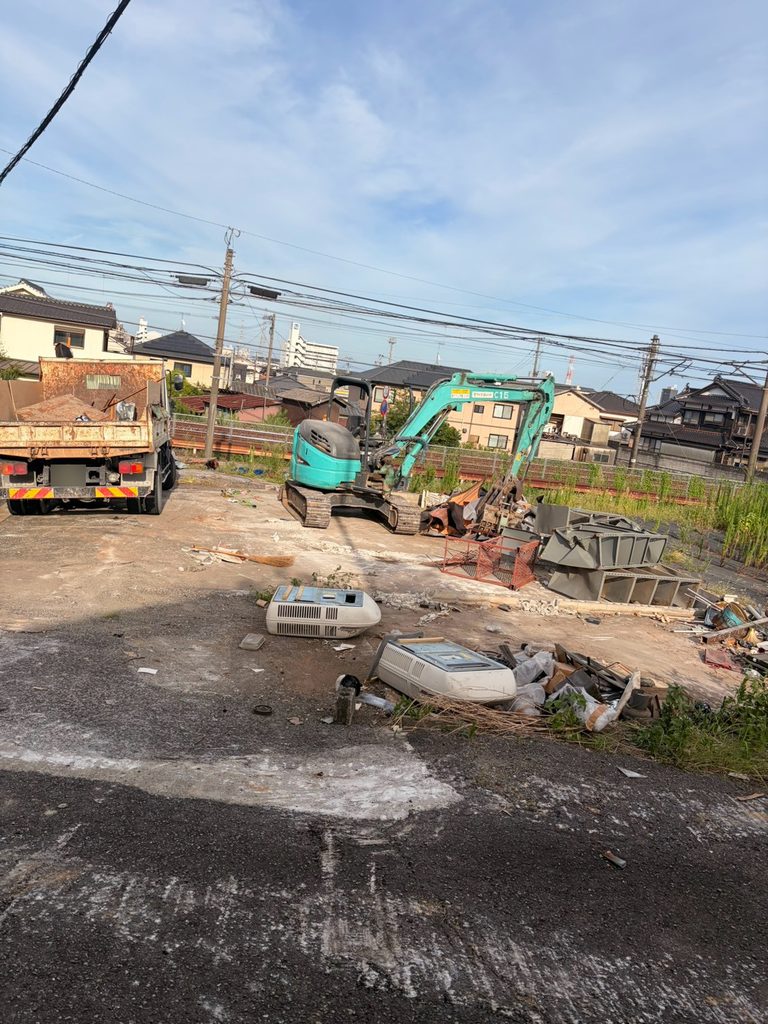 重機による倉庫の解体と残置物の搬出作業