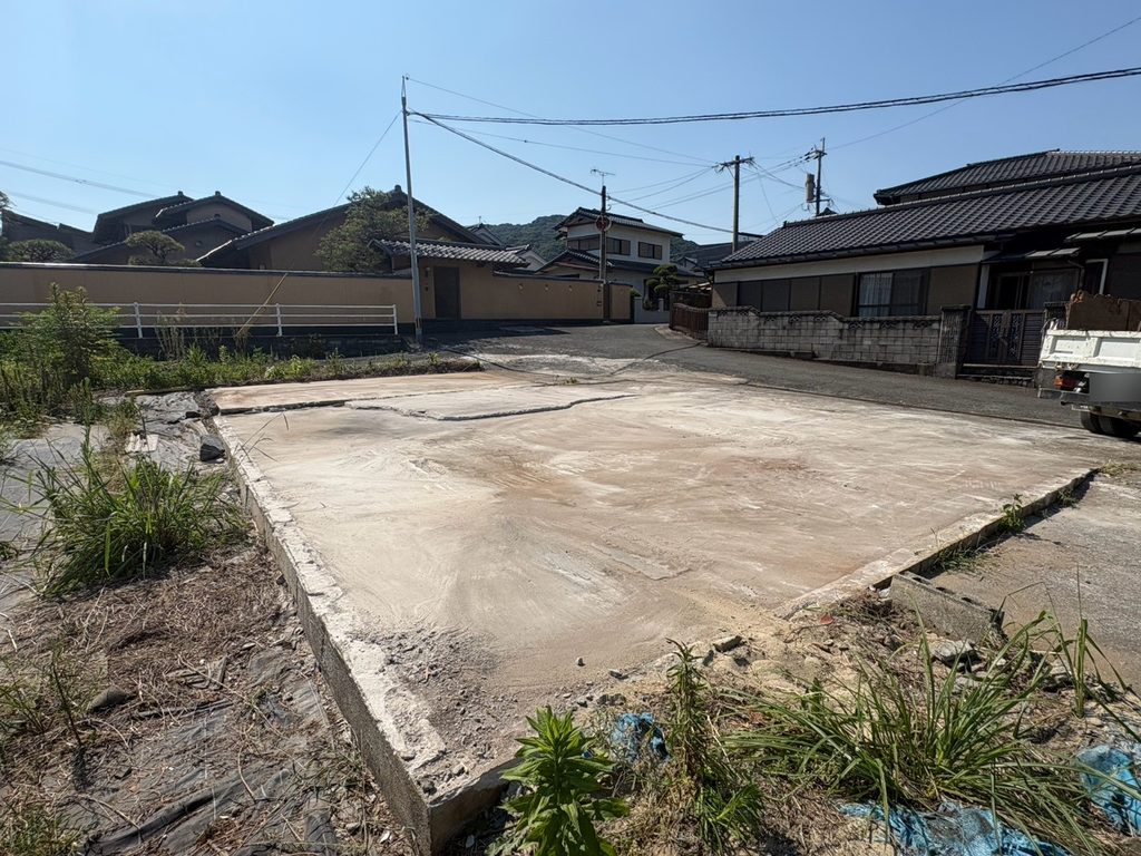 上物撤去後に土間コンクリートが残った苅田町馬場の敷地
