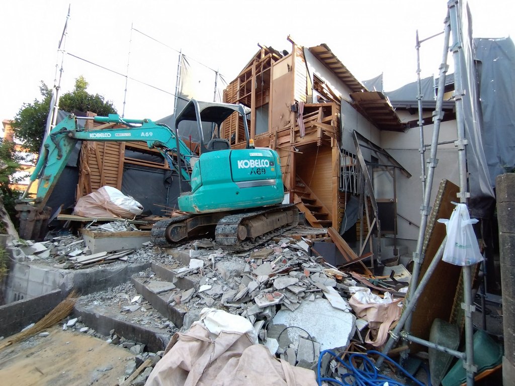 那珂川市片縄 木造二階建て住宅の解体作業
