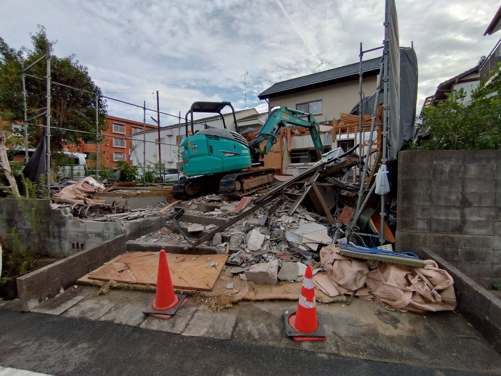 那珂川市片縄 道路側から見た解体作業の様子