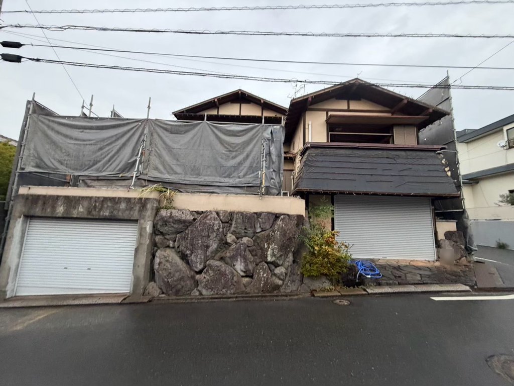 八幡西区光貞台 足場とシートで囲った解体前の木造二階建て住宅と車庫