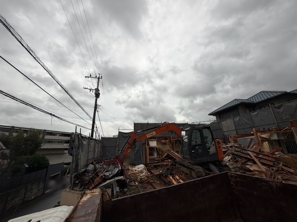 八幡西区光貞台 重機による木造二階建て住宅の解体