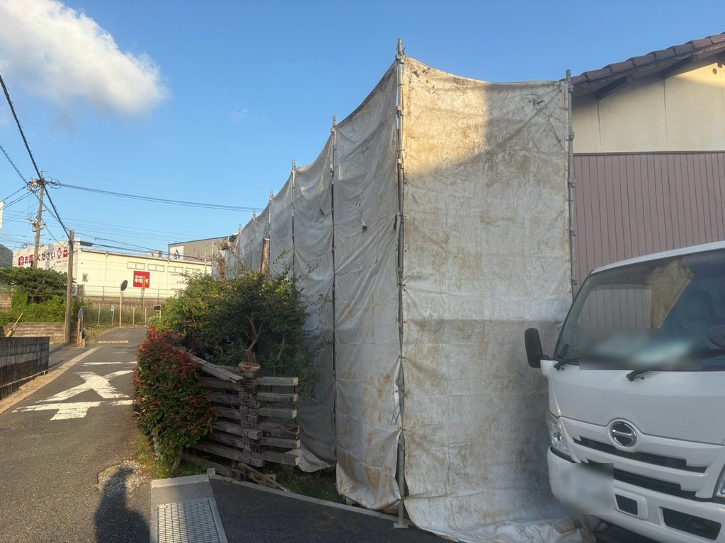 小倉南区湯川新町 シートで囲った解体前の木造平屋住宅