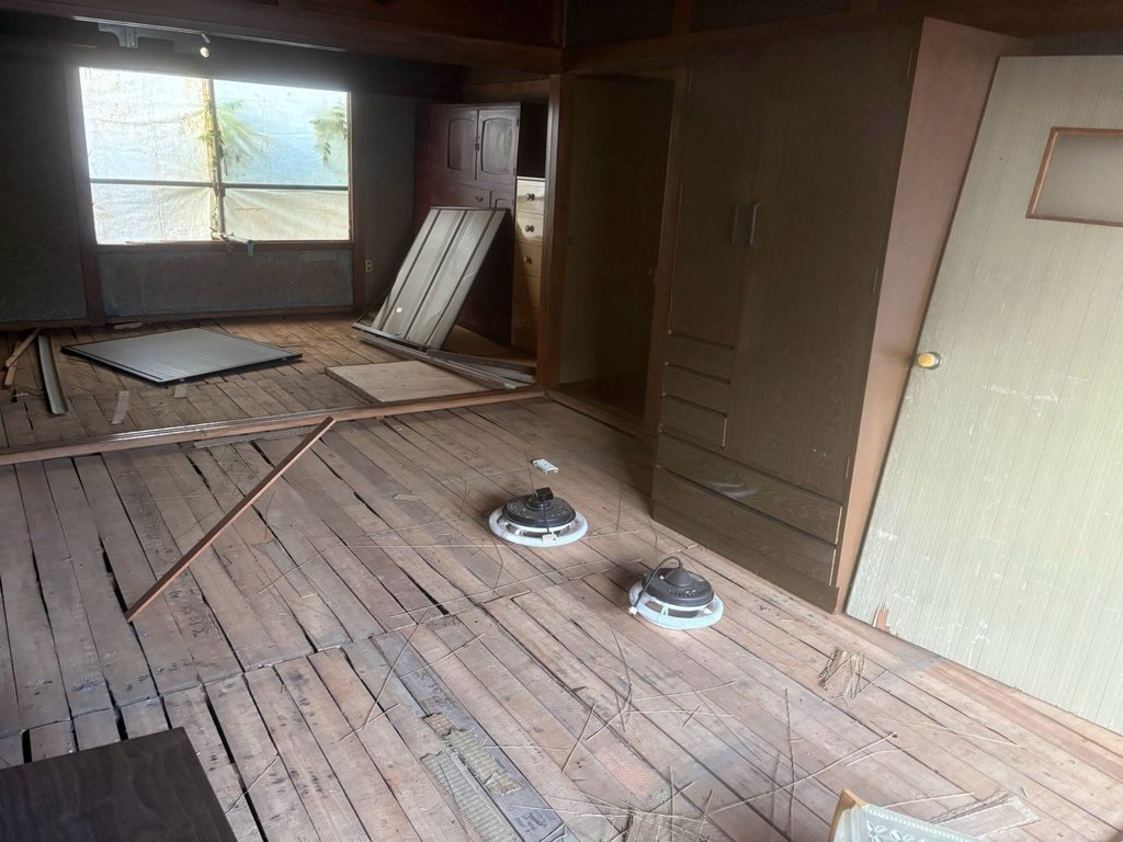 小倉南区湯川新町 内装と建具を撤去している室内