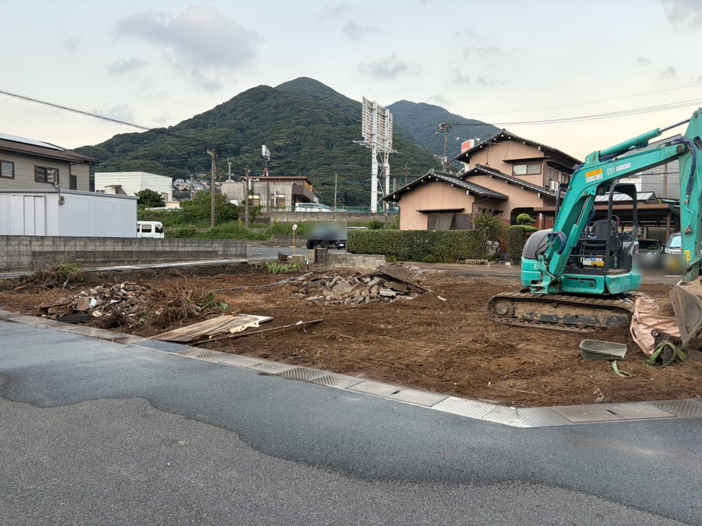 小倉南区湯川新町 重機で解体を進める現場