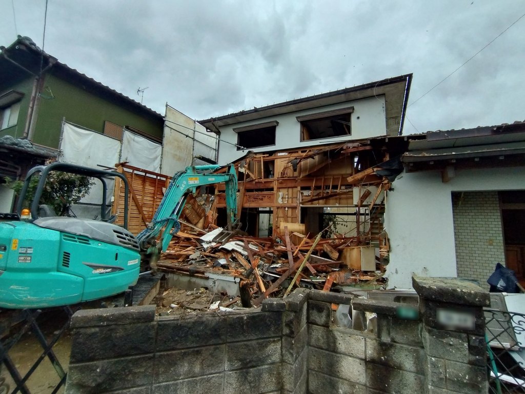 春日市白水ヶ丘 重機による木造二階建て住宅の解体