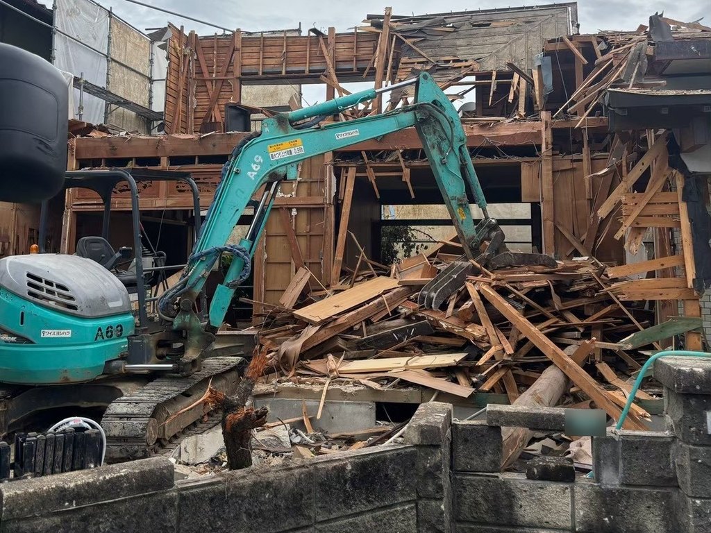 春日市白水ヶ丘 重機で上屋を解体している様子